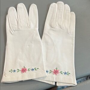Vintage Elegant White Embroidered Gloves-kids-inside says size 7